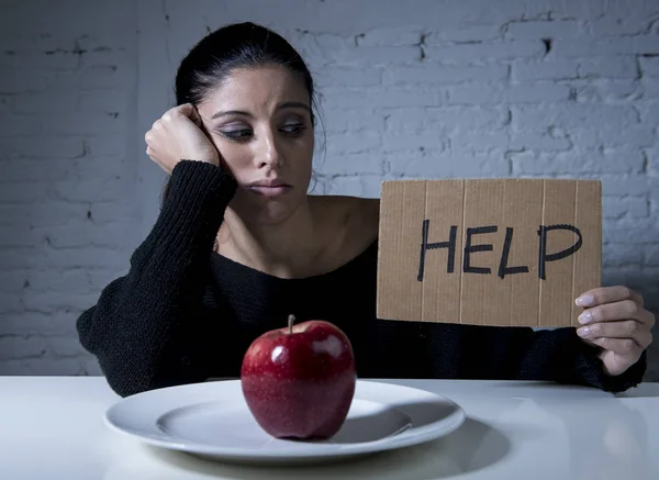 Junge Frau oder Teenager suchen Apfelfrüchte auf Gericht als Symbol für verrückte Ernährung in Ernährungsstörung — Stockfoto