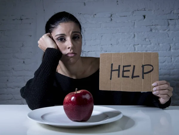 Junge Frau oder Teenager suchen Apfelfrüchte auf Gericht als Symbol für verrückte Ernährung in Ernährungsstörung — Stockfoto
