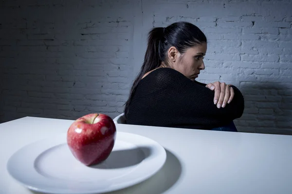 Giovane donna o adolescente con frutta di mela sul piatto come simbolo di una dieta folle nel disturbo nutrizionale — Foto Stock