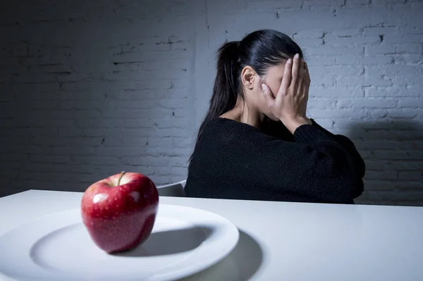 Junge Frau oder Teenager mit Apfelfrüchten auf dem Teller als Symbol für verrückte Ernährung bei Ernährungsstörung — Stockfoto