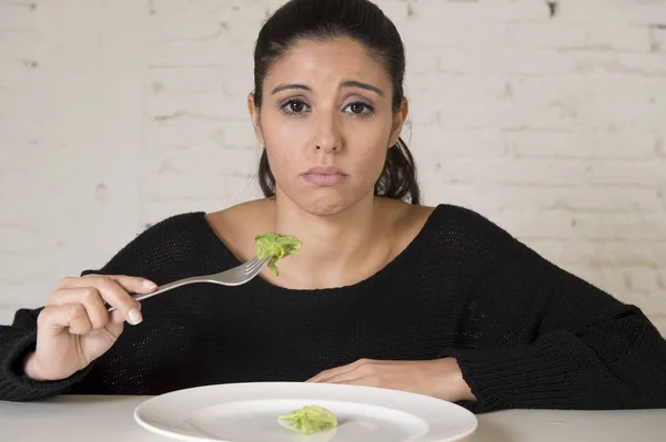 Vrouw of tiener met vork eten schotel met belachelijk weinig sla als haar voedsel symbool van gekke dieet — Stockfoto