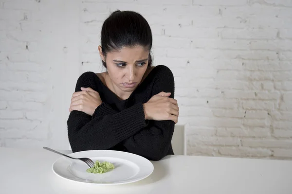 女人或叉子吃菜与可笑的小生菜作为她的疯狂饮食的食物象征青少年 — 图库照片