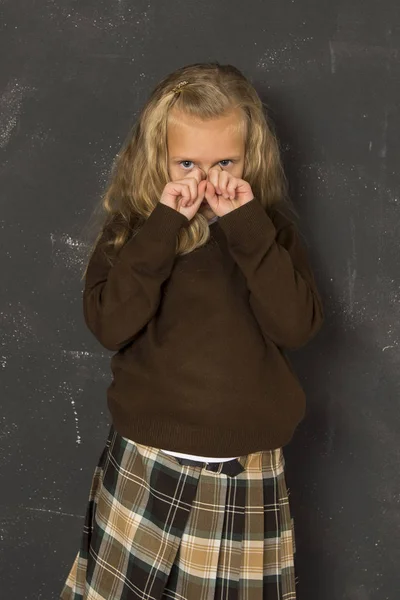 Krásná Blonďatá školačka pláče smutnou náladová a unavená před školní třídy tabule — Stock fotografie