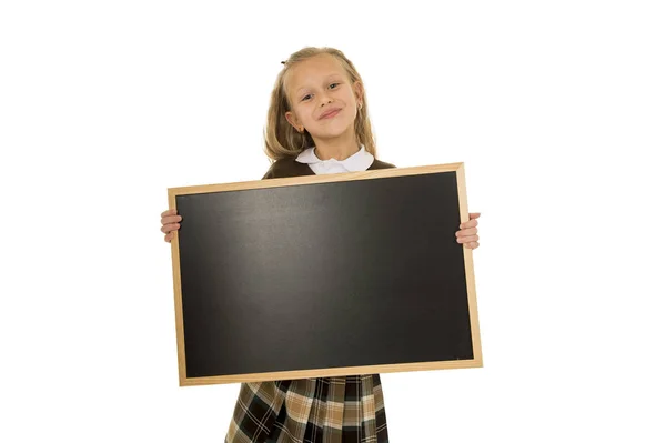 Pequeña hermosa rubia colegiala sonriendo feliz y alegre celebración y mostrando pequeña pizarra en blanco — Foto de Stock