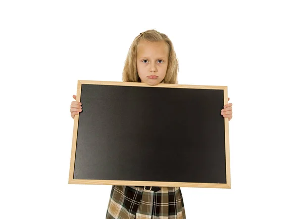 Bela colegial loira triste mal-humorado e cansado segurando e mostrando pequeno quadro branco — Fotografia de Stock