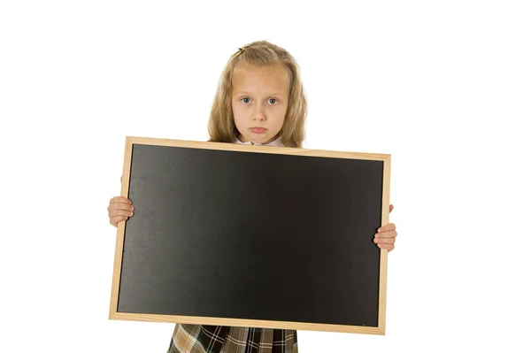 漂亮的金发女生悲伤喜怒无常，累控股和显示空白的小黑板 — 图库照片