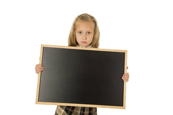 Bela colegial loira triste mal-humorado e cansado segurando e mostrando pequeno quadro branco — Fotografia de Stock