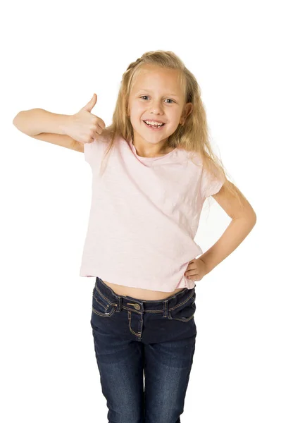 Bello e felice femmina bambino gesticolando eccitato e sorridente allegro aumento braccia isolato su bianco — Foto Stock