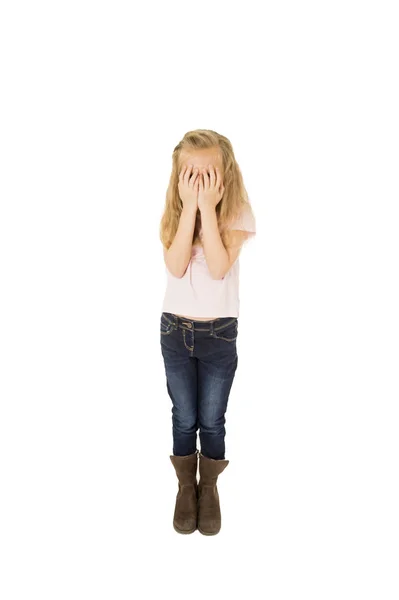 Zoete jonge kleine schoolmeisje die betrekking hebben op haar gezicht met haar arm huilende triest slachtoffer van pesten op school — Stockfoto