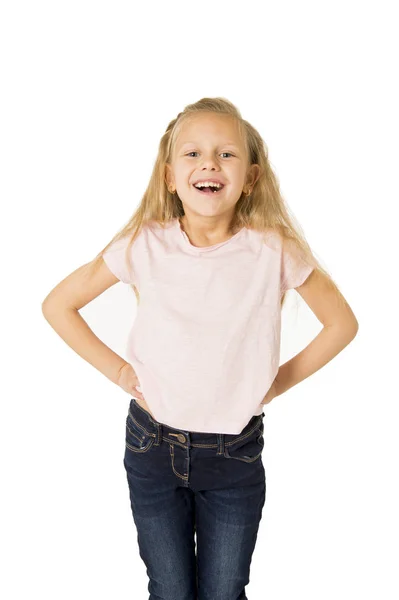 Bello e felice femmina bambino gesticolando eccitato e sorridente allegro aumento braccia isolato su bianco — Foto Stock