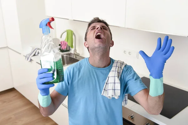 Młodych dom leniwy człowiek cleaner mycia i czyszczenia kuchni z detergentów sprayem — Zdjęcie stockowe