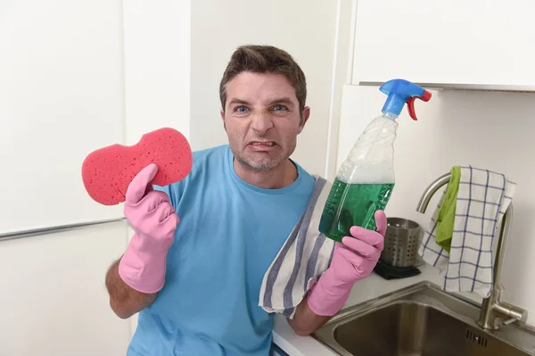 Nuori laiska talo siivooja mies pesu ja puhdistus keittiö väsynyt stressiä — kuvapankkivalokuva