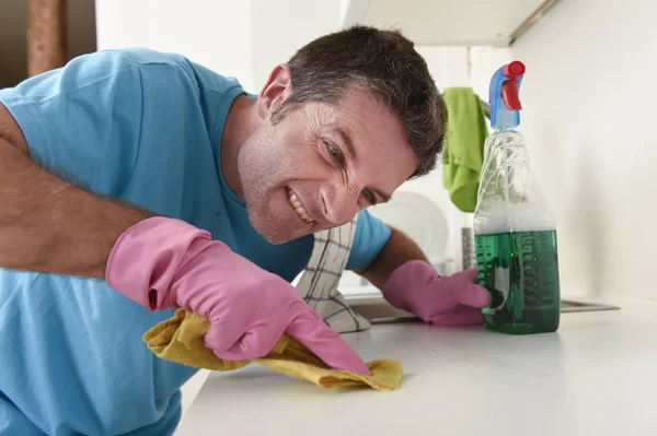 Молодий будинок прибиральник чоловік миє і прибирає на кухні втомлений — стокове фото
