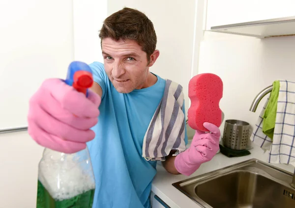 Młodych dom leniwy człowiek cleaner mycia i czyszczenia kuchni z detergentów sprayem — Zdjęcie stockowe