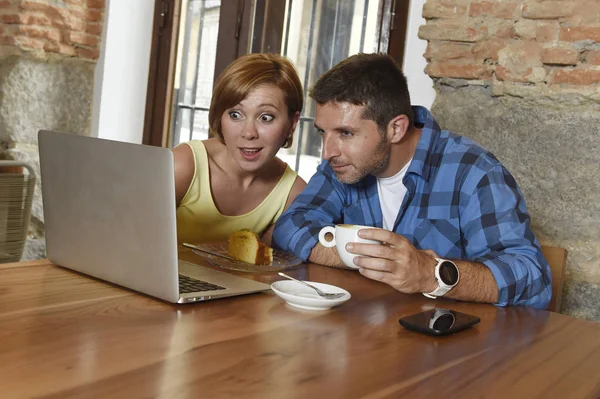 Пара або друзі в кав'ярні працюють з ноутбуком вранці щасливі — стокове фото