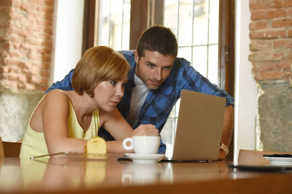 Pareja o amigos en la cafetería trabajando con ordenador portátil en la mañana feliz —  Fotos de Stock