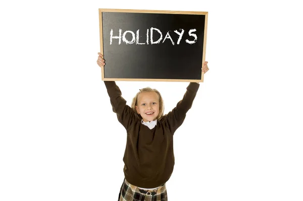 Colegiala sonriendo feliz celebración y mostrando pizarra con vacaciones de texto al final de la escuela —  Fotos de Stock