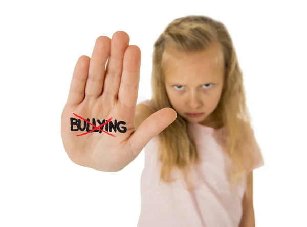 Dulce y asustada colegiala mostrando la palabra bullying rayado escrito en su mano — Foto de Stock