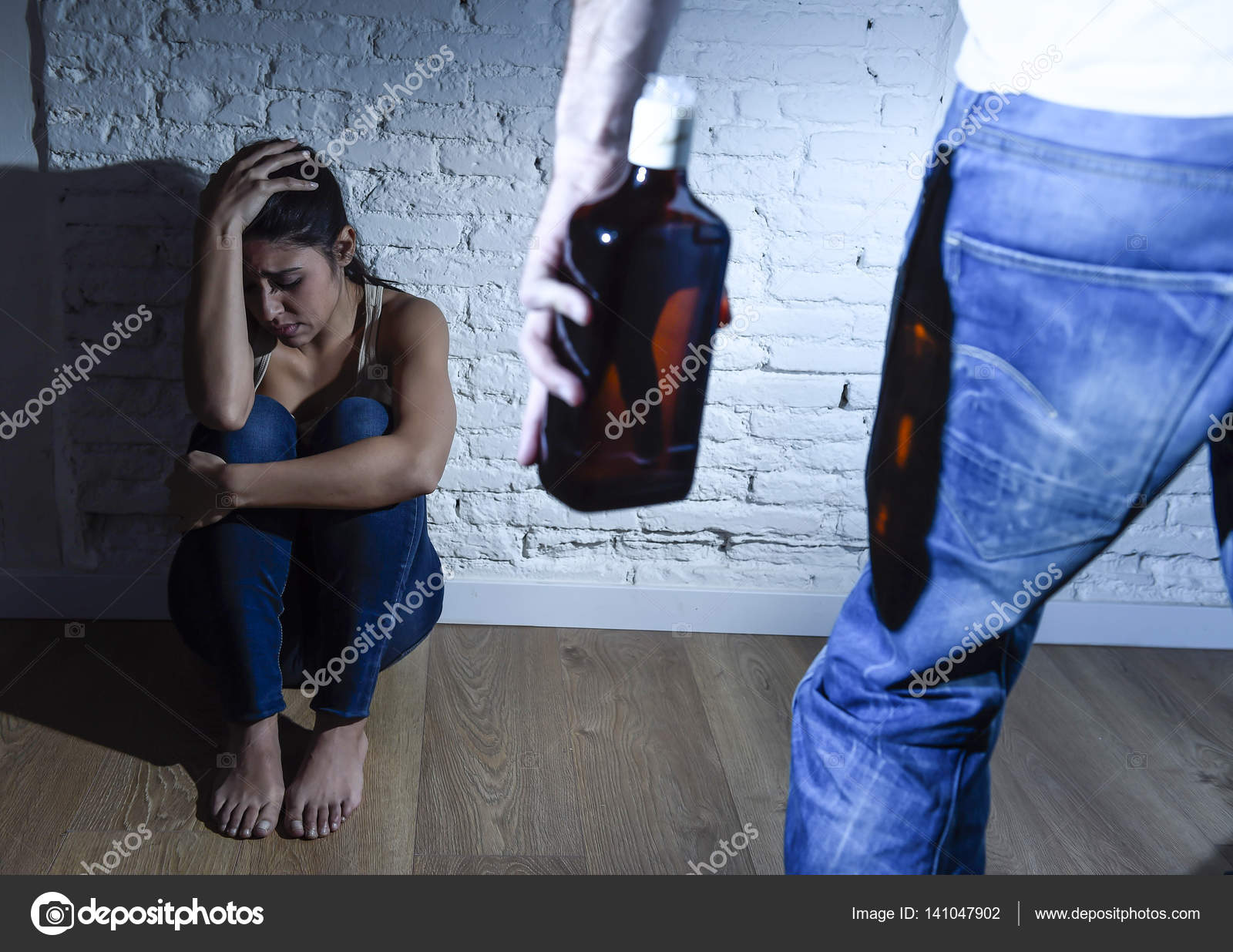 Бьют пьяных девушек. Пьяная женщина в магазине. Бьют пьяных девушек. Пьяный мужчина бьет женщину. Девушка бьет парня гиф.