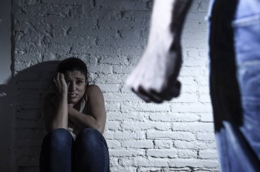 korkmuş kadın saldırdı ve aile içi şiddet kavramı içinde sarhoş kocası tarafından istismar