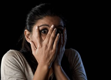 çekici Latin kadın korkmaya ve dehşete gözlerini kapsayan korkuttu