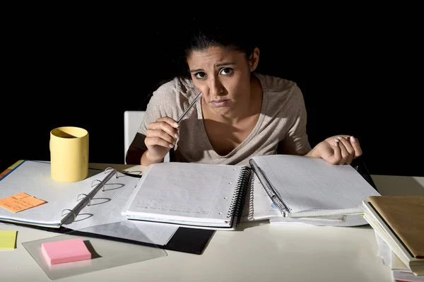 Ragazza spagnola studiare stanco e annoiato a casa a tarda notte cercando triste e stressato preparazione esame — Foto Stock