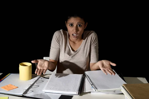 Menina espanhola estudando cansado e entediado em casa tarde da noite olhando triste e estressado preparação exame — Fotografia de Stock