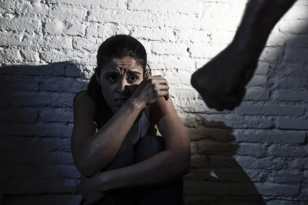 Przerażona kobieta zaatakowali i nadużywane przez pijany mąż w pojęcie przemocy w rodzinie — Zdjęcie stockowe