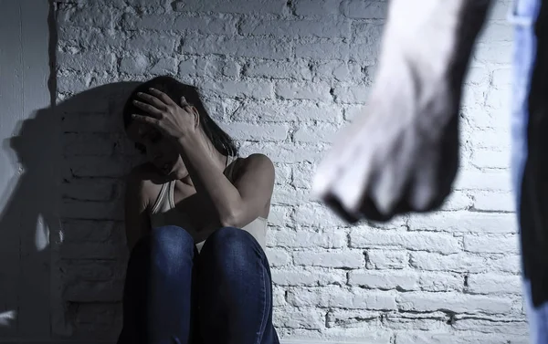 Испуганная женщина подверглась нападению и насилию со стороны пьяного мужа в концепции домашнего насилия — стоковое фото