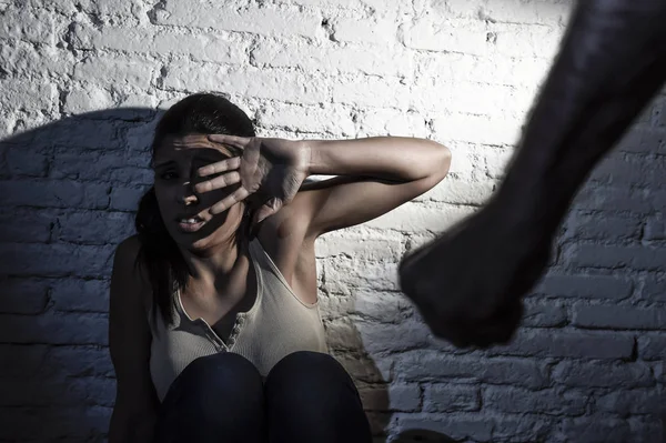 Испуганная женщина подверглась нападению и насилию со стороны пьяного мужа в концепции домашнего насилия — стоковое фото