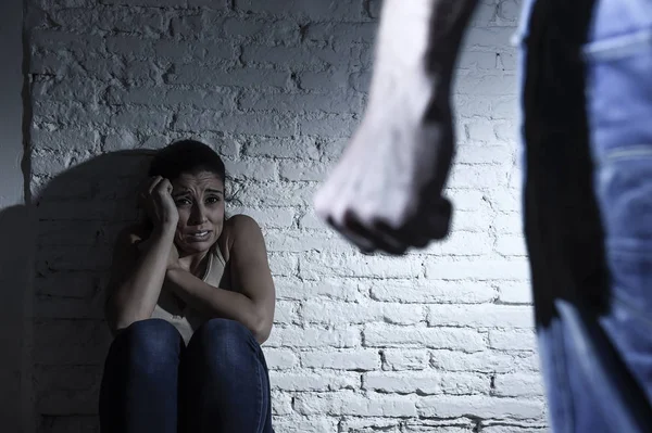 Mujer aterrorizada atacada y abusada por marido borracho en concepto de violencia doméstica —  Fotos de Stock