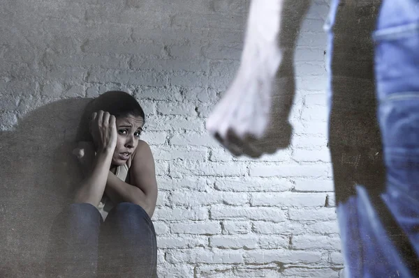 Femme terrifiée agressée et maltraitée par un mari ivre dans un concept de violence domestique — Photo