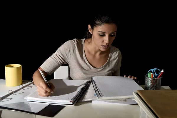 Giovane occupato bella ragazza spagnola che studia a casa a tarda notte cercando preparazione esame concentrato — Foto Stock