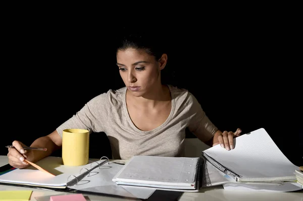 Mladí obsazeno krásná Španělská dívka studovat doma pozdě v noci dívá Příprava zkoušky koncentrované a klid — Stock fotografie