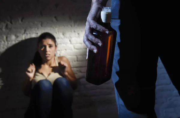 Alcoólatra homem bêbado atacando mulher ou esposa com garrafa no conceito de violência doméstica — Fotografia de Stock