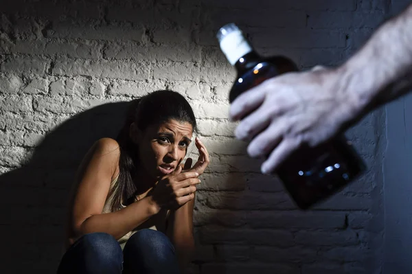 Alkoholisierter Mann greift Frau oder Ehefrau bei häuslicher Gewalt mit Flasche an — Stockfoto