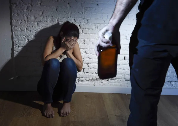 Пьяный алкоголик нападает на женщину или жену с бутылкой в концепции домашнего насилия — стоковое фото