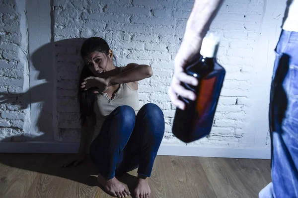 Alcoholische dronken man aanval op vrouw of vrouw met fles in huiselijk geweld concept — Stockfoto