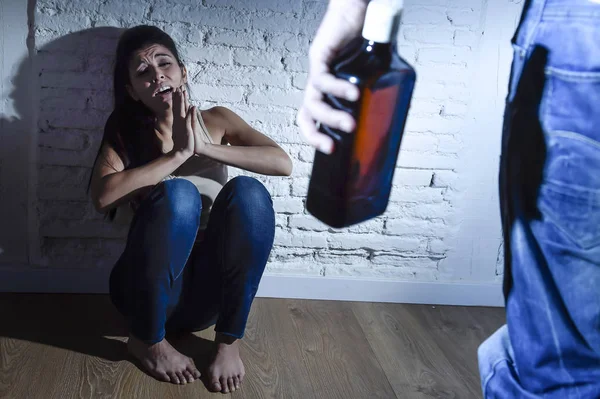 Алкогольний п'яний чоловік нападає на жінку або дружину з пляшкою в концепції домашнього насильства — стокове фото