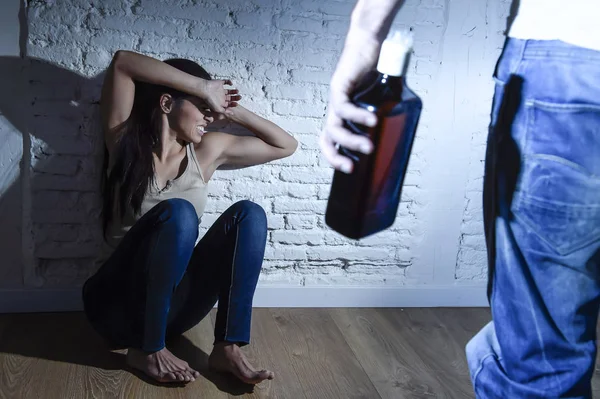 Kadın ya da aile içi şiddet kavramı şişede karısıyla saldıran alkollü sarhoş adam — Stok fotoğraf