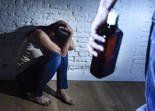 Alcoholische dronken man aanval op vrouw of vrouw met fles in huiselijk geweld concept — Stockfoto