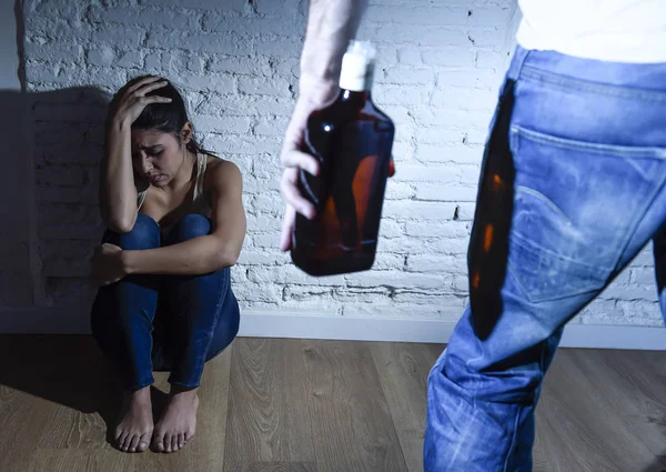 Alcohólico borracho hombre atacando mujer o esposa con botella en el concepto de violencia doméstica — Foto de Stock