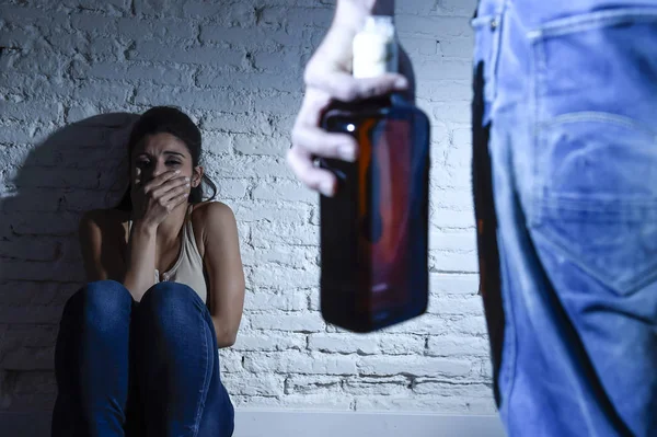 Αλκοολούχα μεθυσμένος άντρας που επιτίθεται γυναίκα ή σύζυγος με μπουκάλι στην έννοια της ενδοοικογενειακής βίας — Φωτογραφία Αρχείου