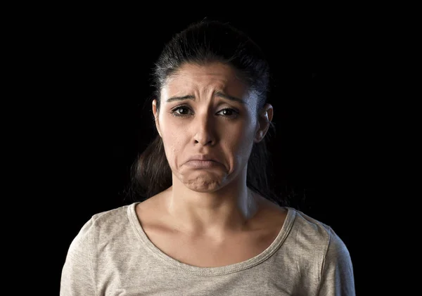 Atractiva mujer latina triste y desesperada llorando frustrado sufrimiento problemas en la tristeza y el estrés — Foto de Stock