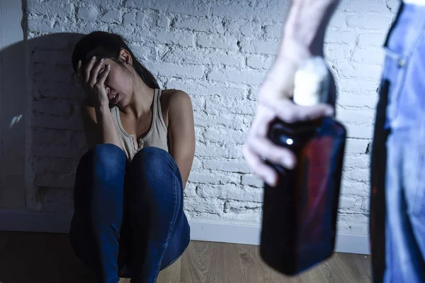 Alcoholische dronken man aanval op vrouw of vrouw met fles in huiselijk geweld concept — Stockfoto