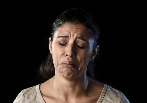 Atrakcyjne smutny i zdesperowany Łacińska kobieta płacze sfrustrowany cierpienia problemy w smutek i stres — Zdjęcie stockowe