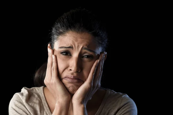Attraktive traurige und verzweifelte lateinische Frau weint frustriert Leiden Probleme in Traurigkeit und Stress — Stockfoto