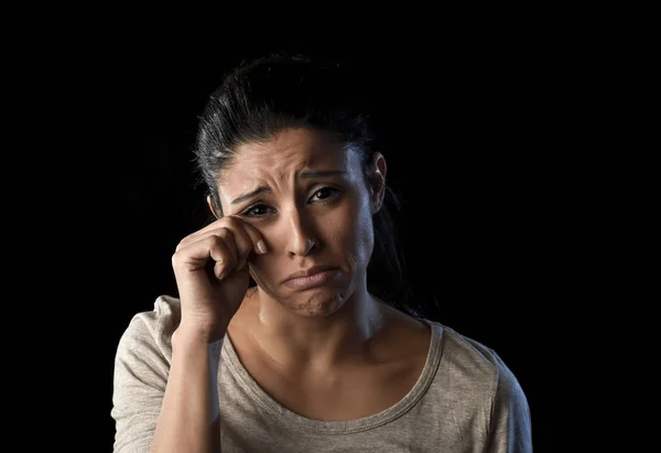 Vonzó szomorú és kétségbeesett Latin nő sír csalódott szenvedés problémák, a szomorúság és a stressz — Stock Fotó