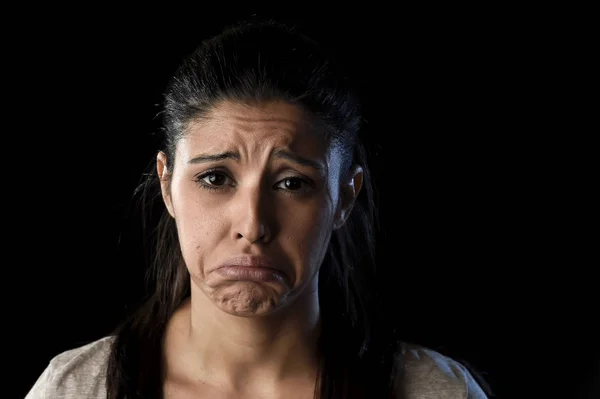 Attraente donna latina triste e disperata piangendo problemi di sofferenza frustrata nella tristezza e nello stress — Foto Stock