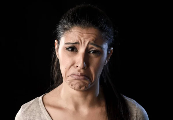 Attraente donna latina triste e disperata piangendo problemi di sofferenza frustrata nella tristezza e nello stress — Foto Stock